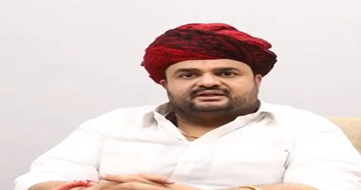 कांग्रेस छोड़कर भाजपा में शामिल हो रहे नेताओं पर AICC सचिव धीरज ने कसा तंज