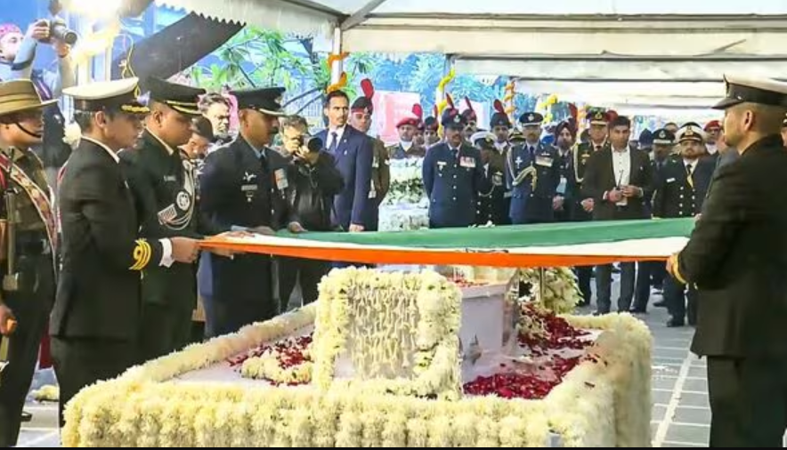पूर्व प्रधानमंत्री डॉ.मनमोहन सिंह पंच तत्व में विलीन, सेना ने दिया 21 गन सैल्यूट
