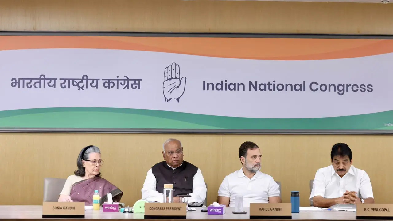 ज्ञानेश कुमार के इस्तीफे की मांग पर अड़ी कांग्रेस, खरगे ने PM मोदी से भी मांगा इस्तीफा