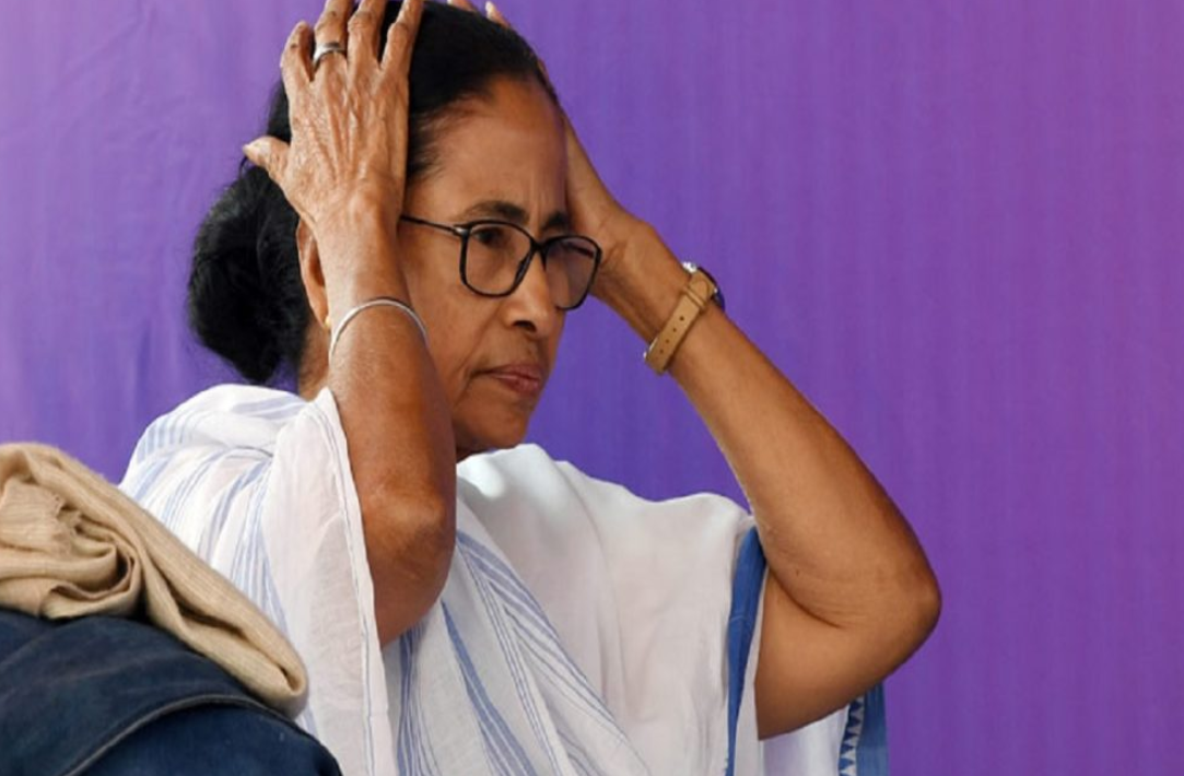 बंगाल में दीदी की मुश्किलें बढ़ी: पार्टी ऑफिस में 100 से ज्यादा आधार कार्ड मिलने से बवाल