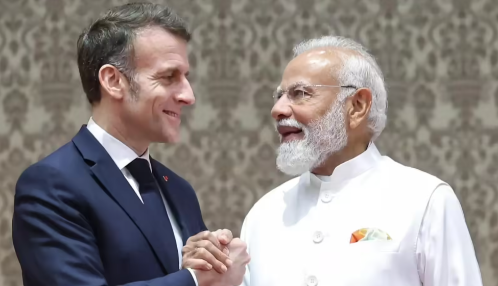 पीएम मोदी फ्रांस पहुंचे, राफेल सहित 12 अहम मुद्दों पर होंगे समझौते