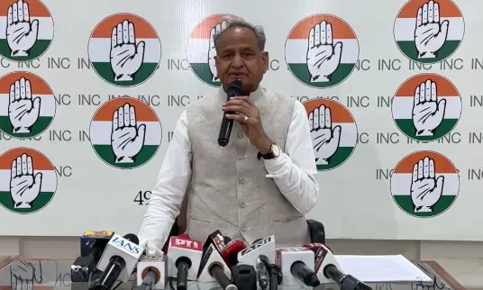 ट्रंप के दबाव और ट्रेनें बंद करने पर भड़के गहलोत, पूछा- PM मोदी की ऐसी क्या मजबूरी?