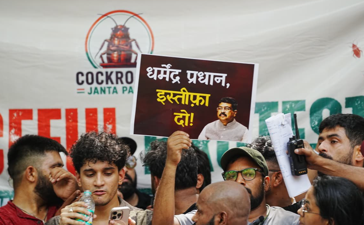 धर्मेंद्र प्रधान देंगे इस्तीफा? कॉकरोच जनता पार्टी के प्रदर्शन में उमड़ा युवाओं  का सैलाब, दी ये बड़ी चेतावनी