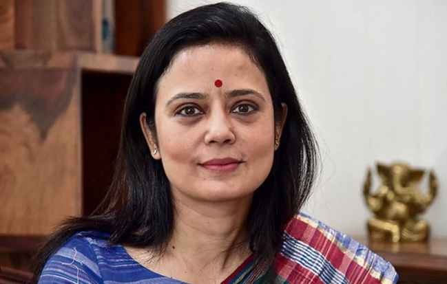 TMC नेताओं पर फूटा रहा जनता का गुस्सा! अभिषेक और कुणाल के बाद अब सांसद महुआ मोइत्रा पर फेंके गए अंडे