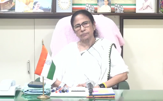 TMC में बगावत के बीच ममता का गंभीर आरोप: नेताओं को दी जा रही धमकी या तो पाला बदलो या जेल जाओ