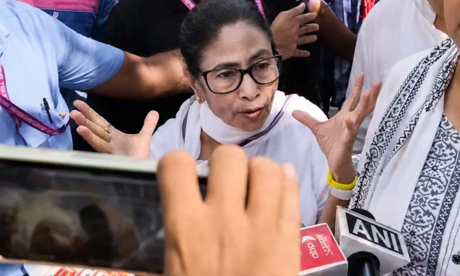 पश्चिम बंगाल में नहीं थम रहा सियासी टकराव, अब ममता बनर्जी के काफिले पर हमला; BJP ने किया किनारा