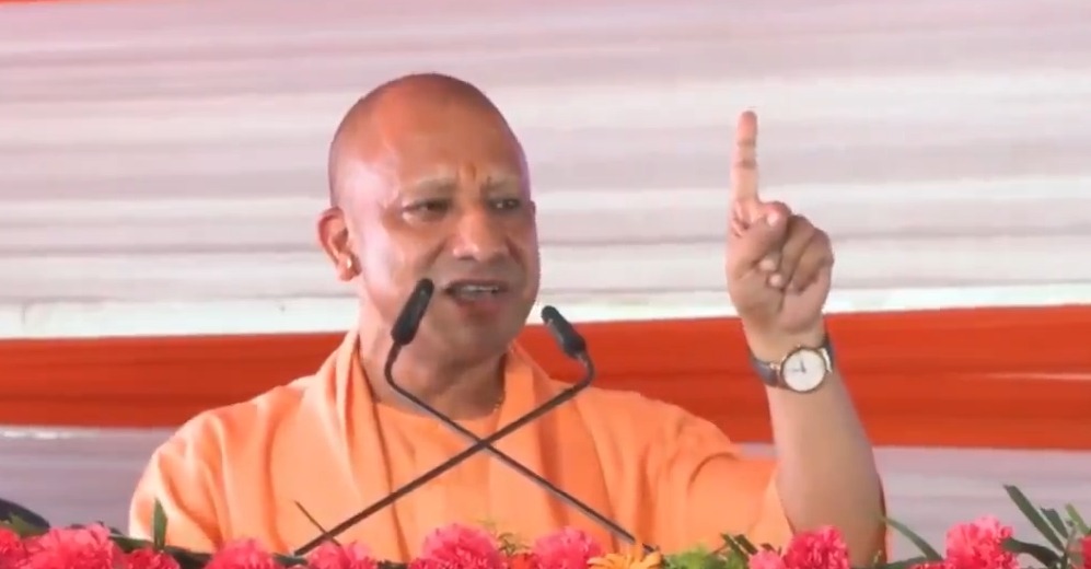 CM योगी बोले- 'साइकिल' चलेगी तो लगेगा कर्फ्यू, हमारी सरकार में गुंडे कर रहे जमीन सरेंडर
