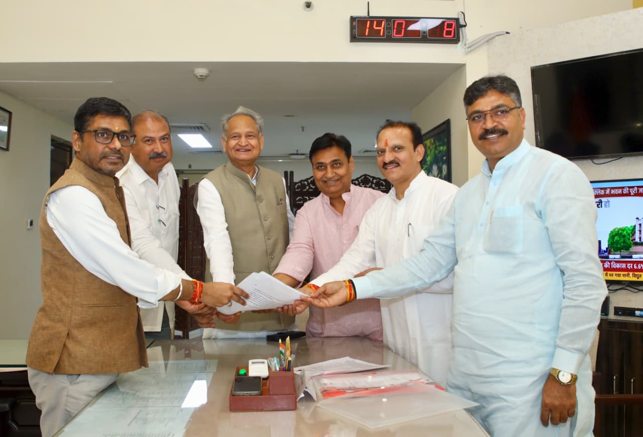 पायलट रहे नदारद, गहलोत-डोटासरा-जूली की मौजूदगी में डांगी ने भरा नामांकन, जीत तय!