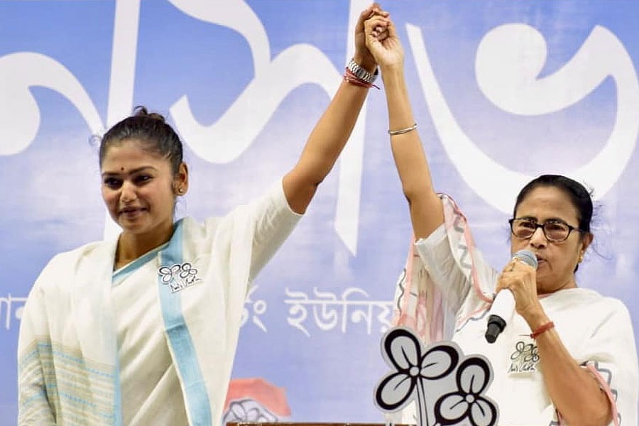 TMC में हड़कंप! दीदी का गुणगान करने वाली सयानी घोष हुई बागी!