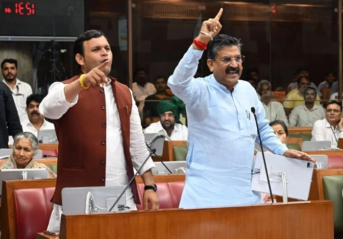 विधानसभा में हंगामा: कांग्रेस के 6 विधायक सस्पेंड, महिला विधायक सहित अन्य को मार्शलों ने बाहर निकाला