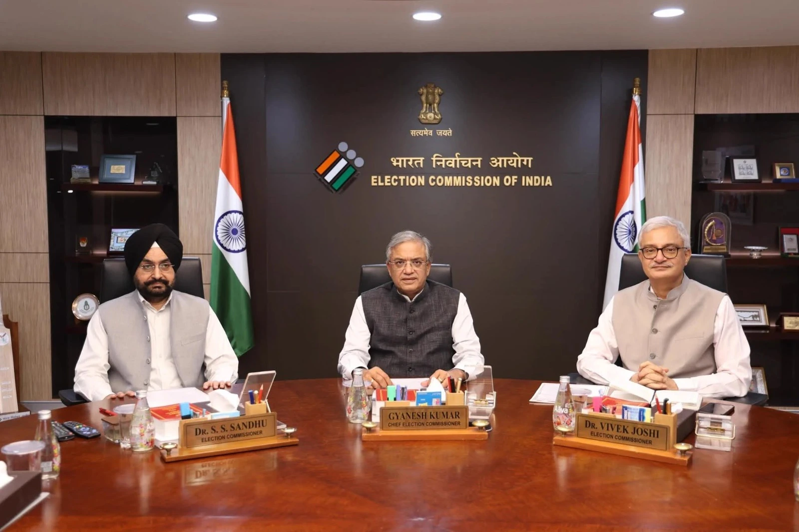ज्ञानेश कुमार के इस्तीफे की मांग के बीच EC की बड़ी बैठक, SIR पर हुआ ये बड़ा फैसला!