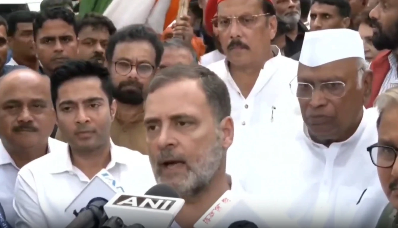 CEC-SIR पर विपक्ष का घमासान तेज, राजघाट पहुंचने से पहले खरगे-राहुल का सरकार पर जोरदार हमला