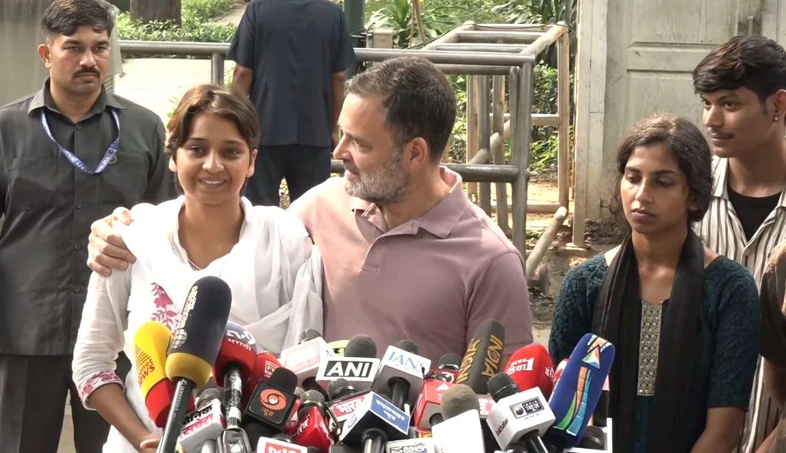 ऋतु बराला ने सुनाई हिरासत में पिटाई की कहानी, राहुल गांधी बोले- ये है हिंदुस्तान की शेरनी!