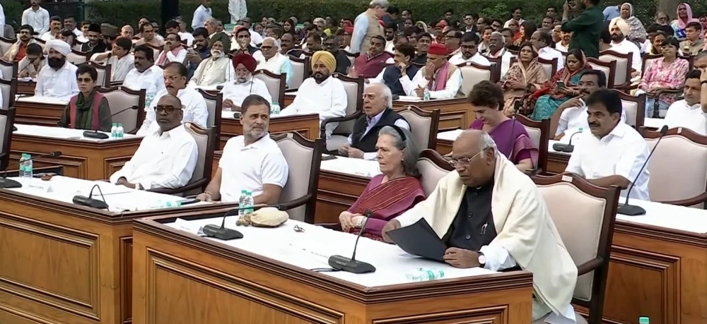 ज्ञानेश कुमार के खिलाफ खरगे के आवास पर शुरू हुई विपक्ष की मॉक संसद, पेश हुआ ये प्रस्ताव