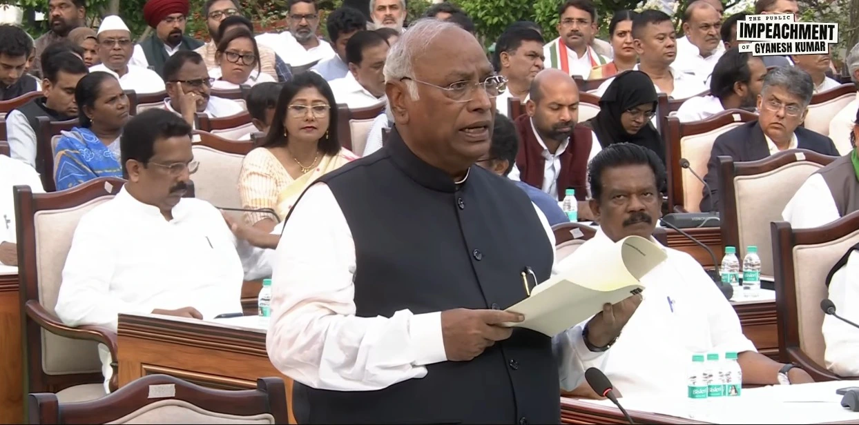 ज्ञानेश कुमार के खिलाफ विपक्ष की मॉक संसद, खरगे बोले- तत्काल हटाएं CEC, SIR पर लगे रोक