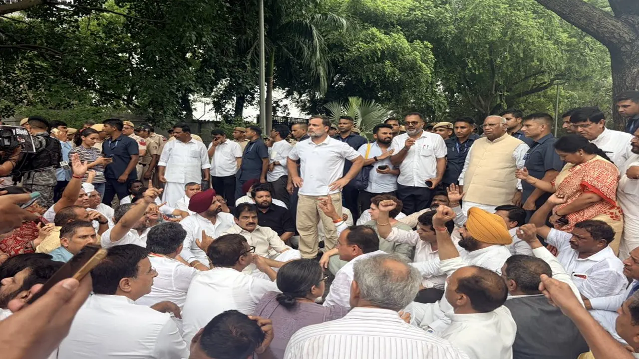 PM मोदी के आवास के पास धरने पर बैठे राहुल-प्रियंका समेत कई दिग्गज नेता, धर्मेंद्र प्रधान का मांग रहे इस्तीफा