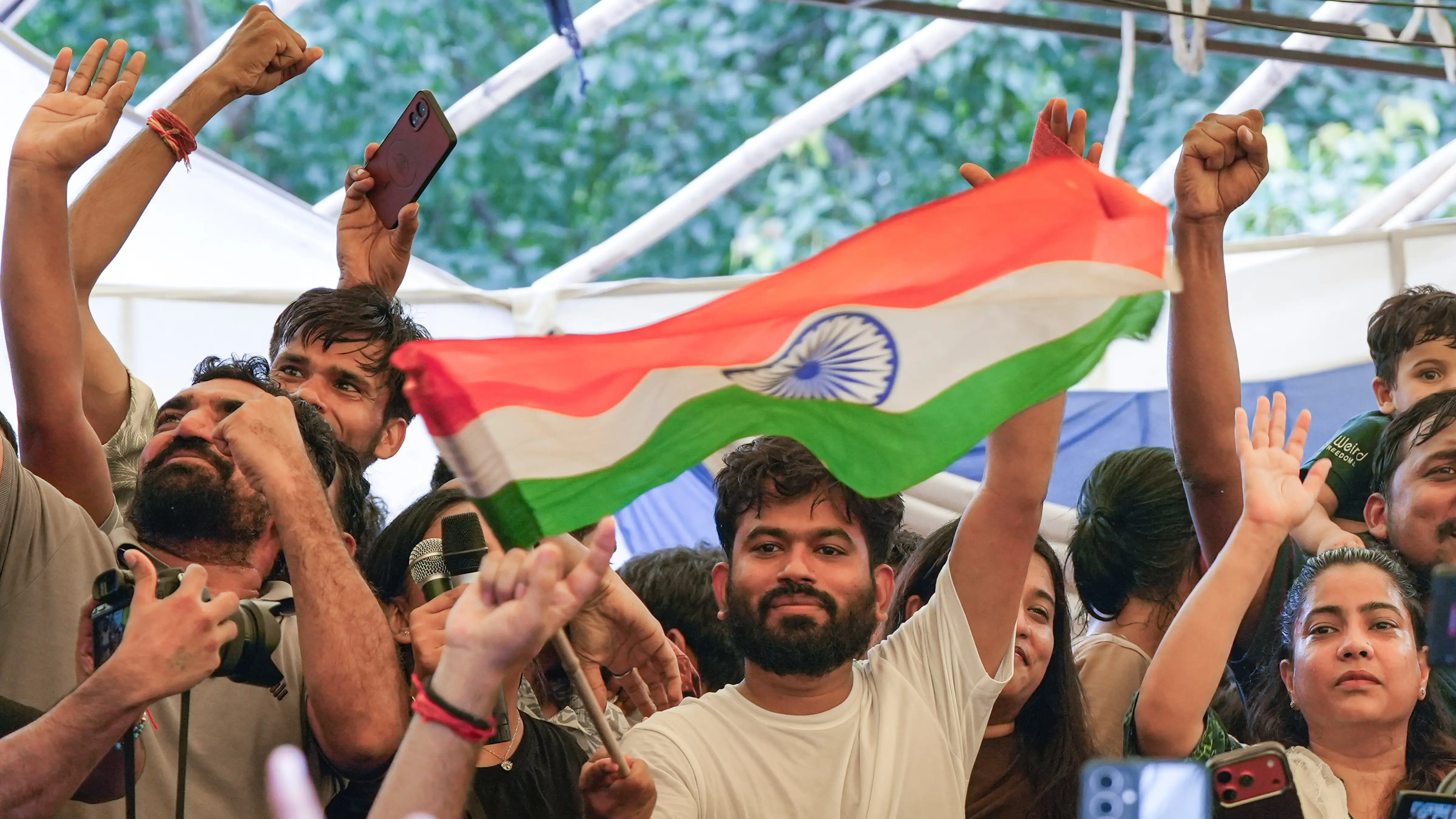 घर से निकलते ही, कुछ दूर चलते ही... हिरासत में लिए गए अभिजीत दीपके, CP में बडा बवाल!