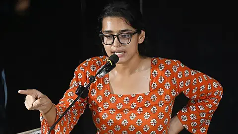 हाईकोर्ट से झटके के बाद भी नहीं झुकीं नेहा बोरा! पीस बॉन्ड पर साइन से इनकार, आगे देंगी चुनौती